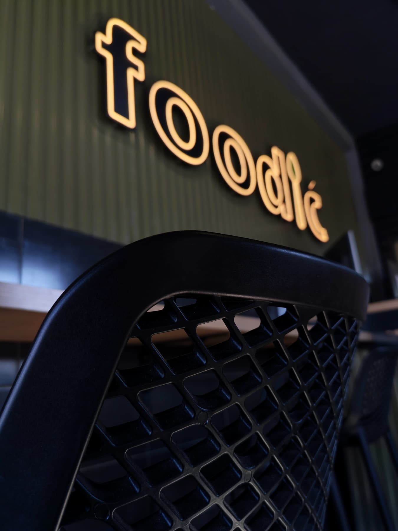Foodić neonski logo